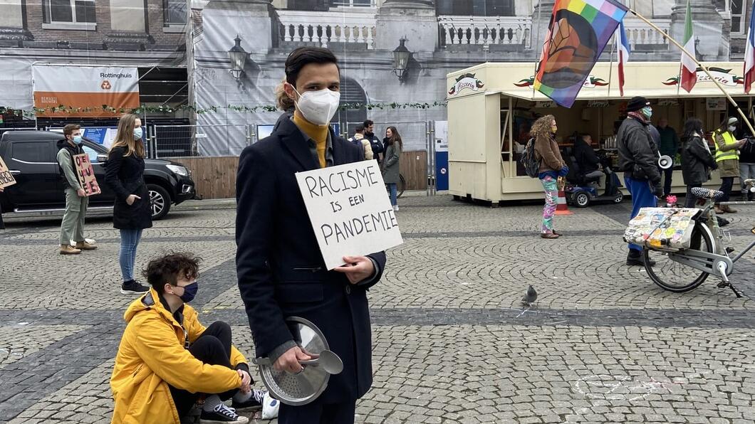 Roshano op een antiracismeprotest