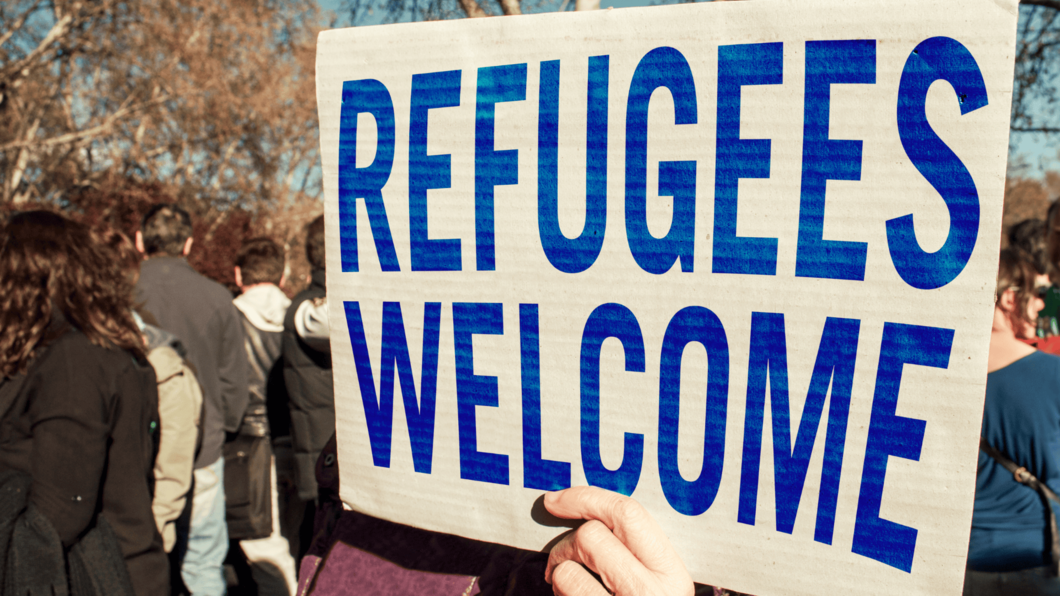 Een bord met 'refugees welcome'