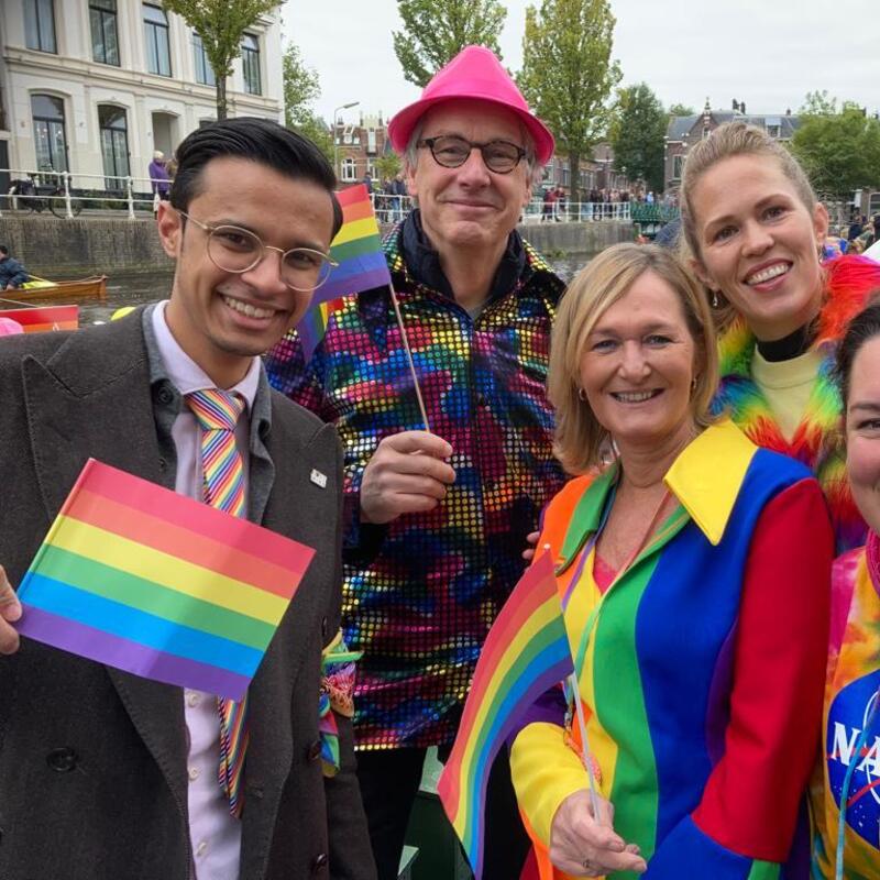Roshano met een regenboogvlag