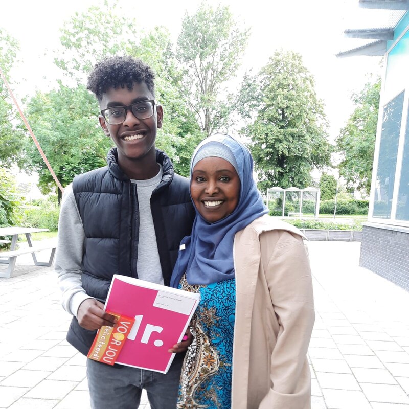 Bahja samen met haar zoon Saber. Saber heeft een diploma in zijn hand.