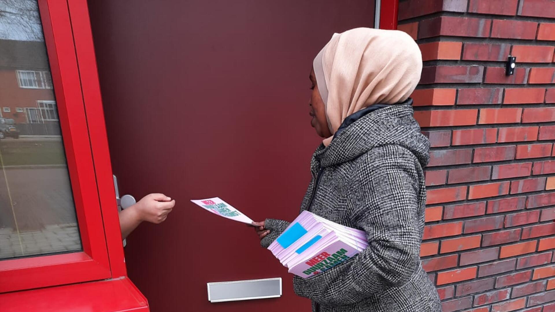 Bahja geeft iemand een flyer