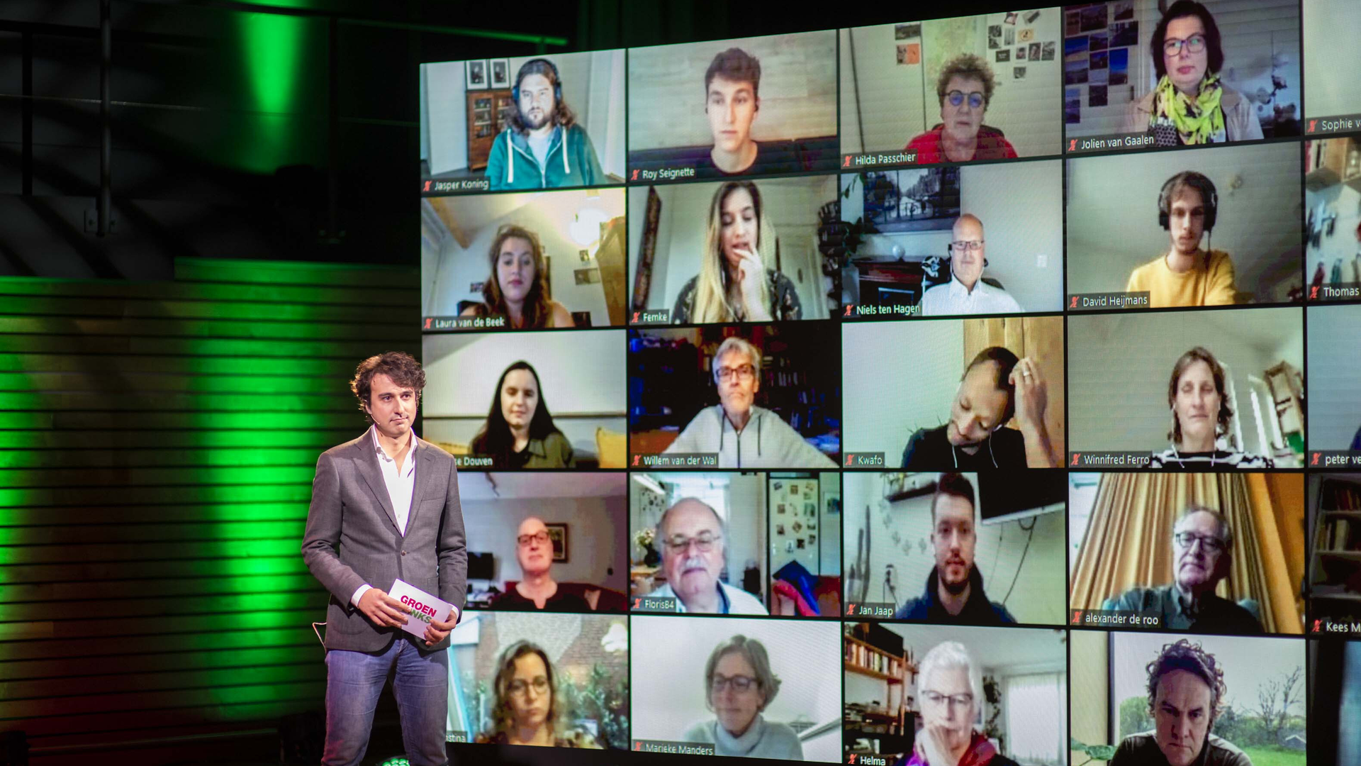 Scherm met mensen tijdens hybriede evenement