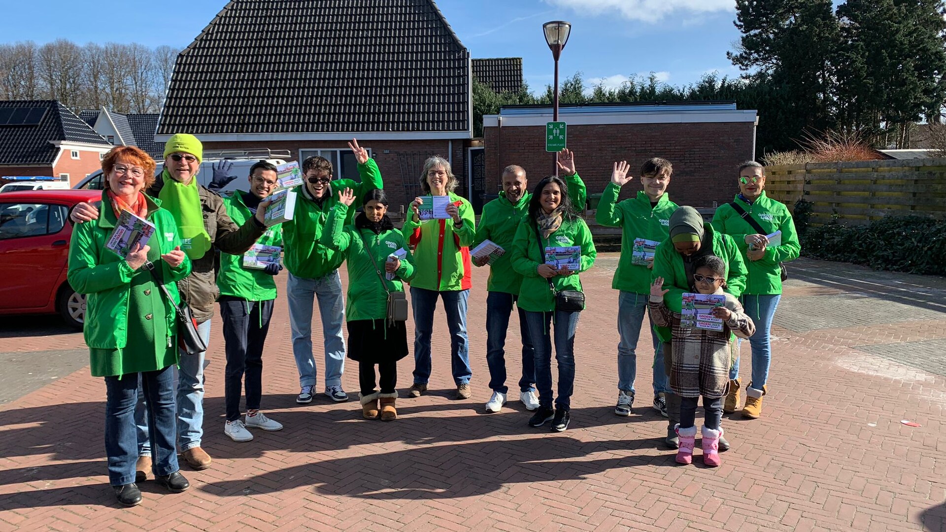 Grote groep vrijwilligers in groene jasjes in Menterwolde